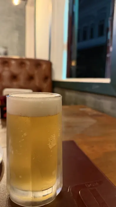 Chopp gelado na janela com vista para a rua