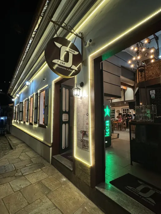 Fachada iluminada do Dom Duke à noite