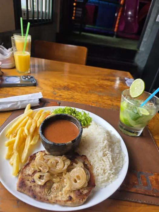 Prato com carne, arroz, batata frita e salada
