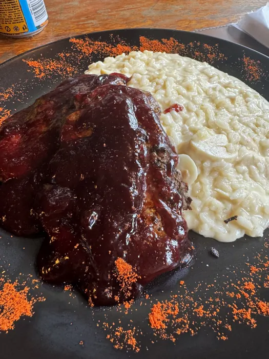 Prato com carne ao molho e arroz piemontese
