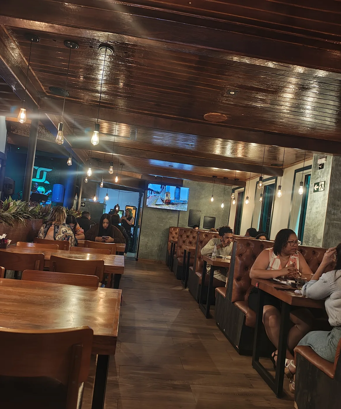 Salão do Dom Duke com clientes à noite