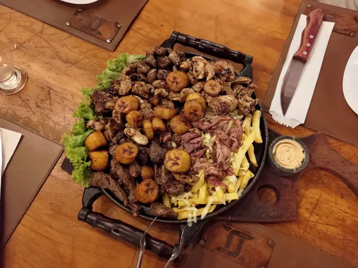 Tábua de carnes servida na mesa