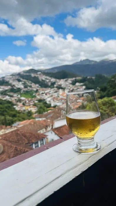 Cerveja gelada com vista para o casario de Ouro Preto
