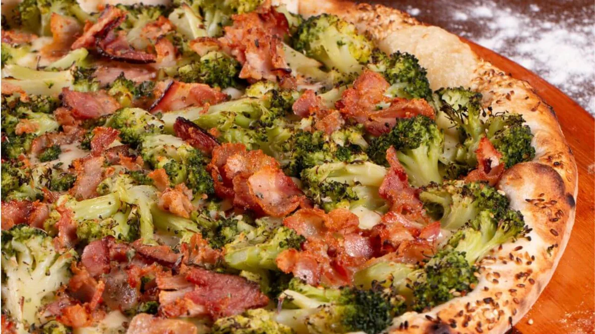 Pizza de Brócolis e Bacon