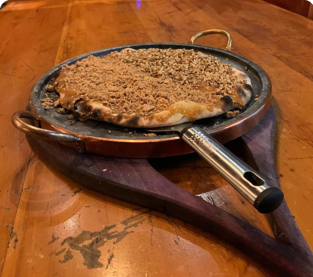 Pizza de doce de leite com paçoca
